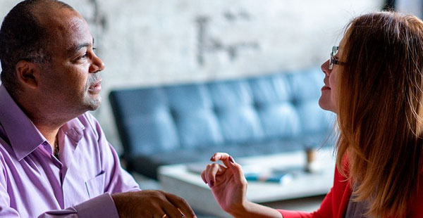 營(yíng)銷(xiāo)定位戰(zhàn)略有哪些方面？如何進(jìn)行？